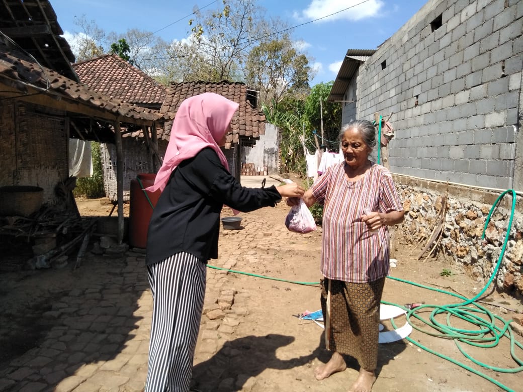 Distribusi daging kurban oleh mahasiswa STIKes Kepanjen (5)